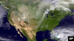 Ảnh do vệ tinh NOAA chụp: Bão Sandy mạnh trở lại thành bảo lớn.