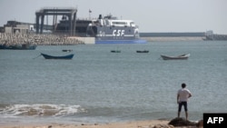 Seorang pria berdiri di depan feri lintas selat di Pulau Pingtan, Fujian, tenggara sebagai ilustrasi. (Foto: AFP)