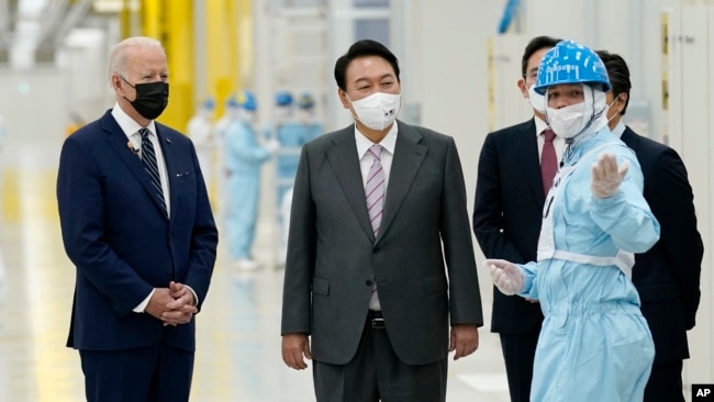 지난해 5월 한국을 방문한 조 바이든 미국 대통령이 윤석열 한국 대통령과 함께 삼성전자 평택 공장을 방문했다.