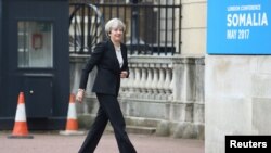 La Première ministre Theresa May arrive à Lancaster House pour participer à la conférence sur la Somalie, Londres, le 11 mai 2017.