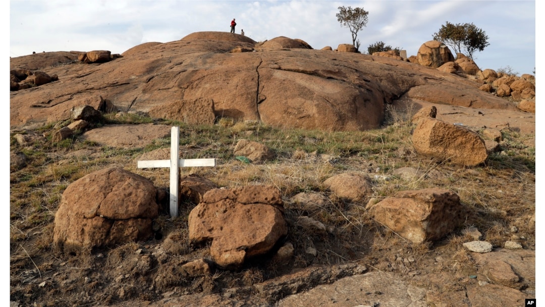 Mine workers and supporters sit on a hill waiting for the commemoration to get under way in Marikana, Aug. 16, 2016.