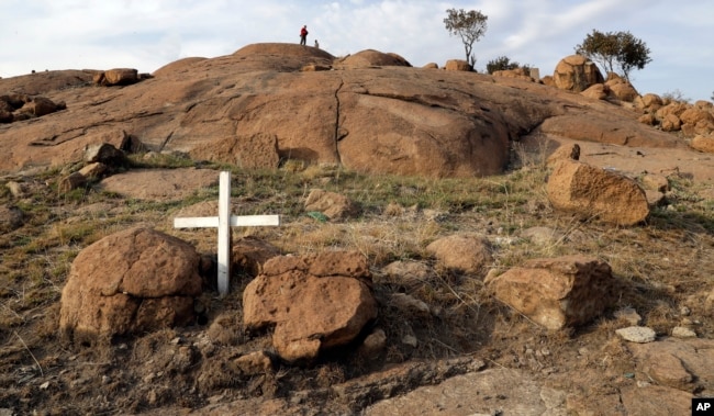 Mine workers and supporters sit on a hill waiting for the commemoration to get under way in Marikana, Aug. 16, 2016.