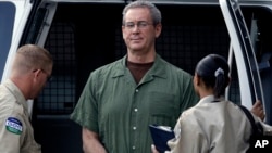 R. Allen Stanford custodiado en una corte de Houston.