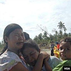 Para korban selamat bencana tsunami di Mentawai.