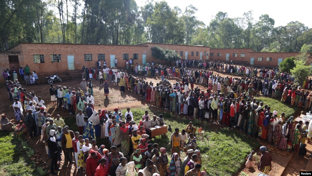Abanyagihugu batonze umurongo kugira batore i Ngozi