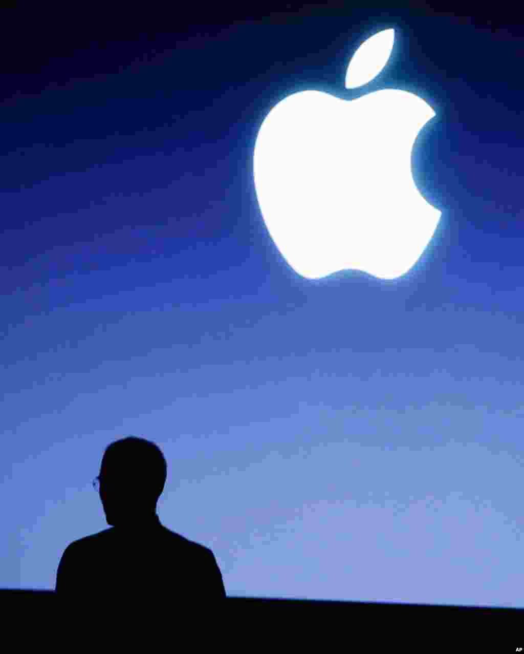 这是苹果电脑公司2010年的档案照片：董事长兼首席执行官乔布斯在加利福尼亚州库比提诺的苹果电脑公司总部举行的一次活动之后走下舞台。苹果电脑公司星期三说，乔布斯辞去首席执行官职务，接替他的是公司的首席运营官蒂姆•库克。(AP Photo/Eric Risberg)