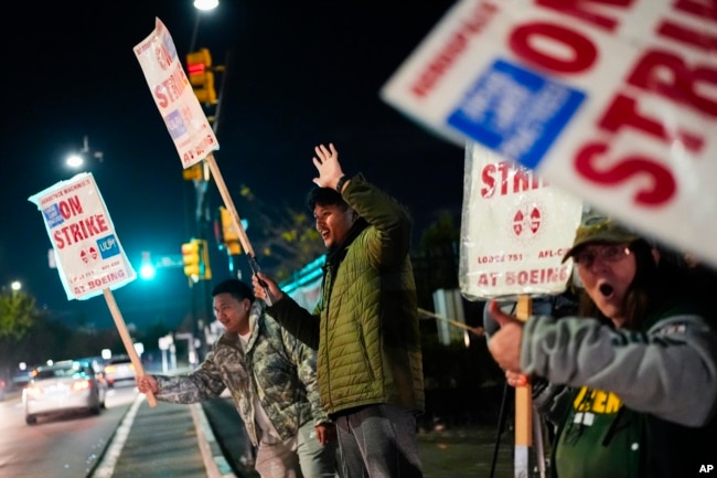 Karyawan Boeing, termasuk perakit Tyrone Hipolito (tengah), ikut berunjuk rasa setelah anggota serikat pekerja memilih untuk menolak tawaran kontrak baru dari perusahaan tersebut, Rabu, 23 Oktober 2024, di Renton, Washington. (Lindsey Wasson/AP)