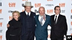 Para kru dan aktor dalam film "The Sisters Brothers"dari kiri: Carole Kane, John C. Reilly, sutradara Jacques Audiard dan Joaquin Phoenix menghadiri pemutaran perdana film tersebut pada hari ketiga Festival Film Internasional Toronto, di Teater Princess of Wales, Sabut, 8 September 2018.