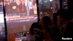 싱가포르 미-북 정상회담이 열린 지난 6월 미국 뉴욕 맨해튼 코리아타운의 한 음식점에서 사람들이 관련 TV 뉴스를 보고 있다.