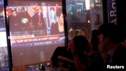 싱가포르 미-북 정상회담이 열린 지난달 12일 미국 뉴욕 맨해튼 코리아타운의 한 음식점에서 사람들이 관련 TV 뉴스를 보고 있다.