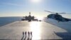 Helikopter iranske mornarice sleće na logističko plovilo Makran tokom vojne vežbe, na fotografiji napravljenoj od snimka iranske vojske, u Omanskom zalivu.