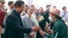 2020年2月14日柬埔寨总理洪森向威士特丹游轮乘客送鲜花。