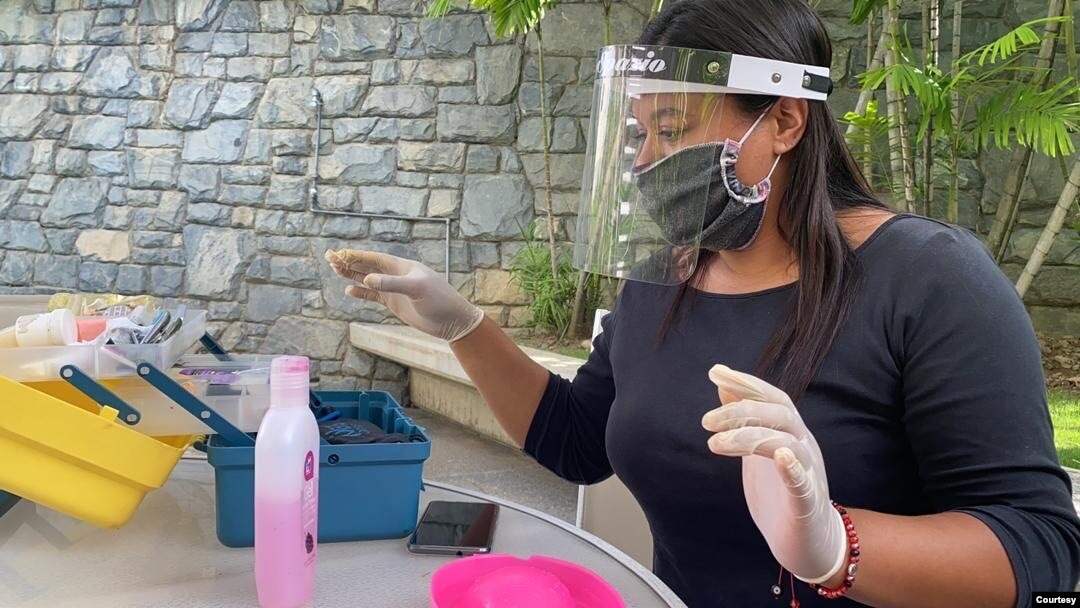 Rubí Palacios es peluquera desde hace más de 10 años, pero debido a la pandemia ha tenido que recurrir a la repostería para poder mantener unos ingresos..