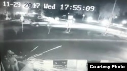 سی سی ٹی وی فوٹیج میں مسلح افراد فائرنگ کرتے دکھائی دے رہے ہیں۔ 29 نومبر 2017