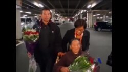 中国维权人士陈光诚的哥哥和母亲抵达美国