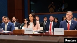 联邦调查局局长卡什·帕特尔(左一)、国家情报总监图尔西·加巴德(中)和中央情报局局长约翰·拉特克利夫(右一)在美国国会出席众议院情报委员会关于全球威胁的听证会。(2026年3月19日)