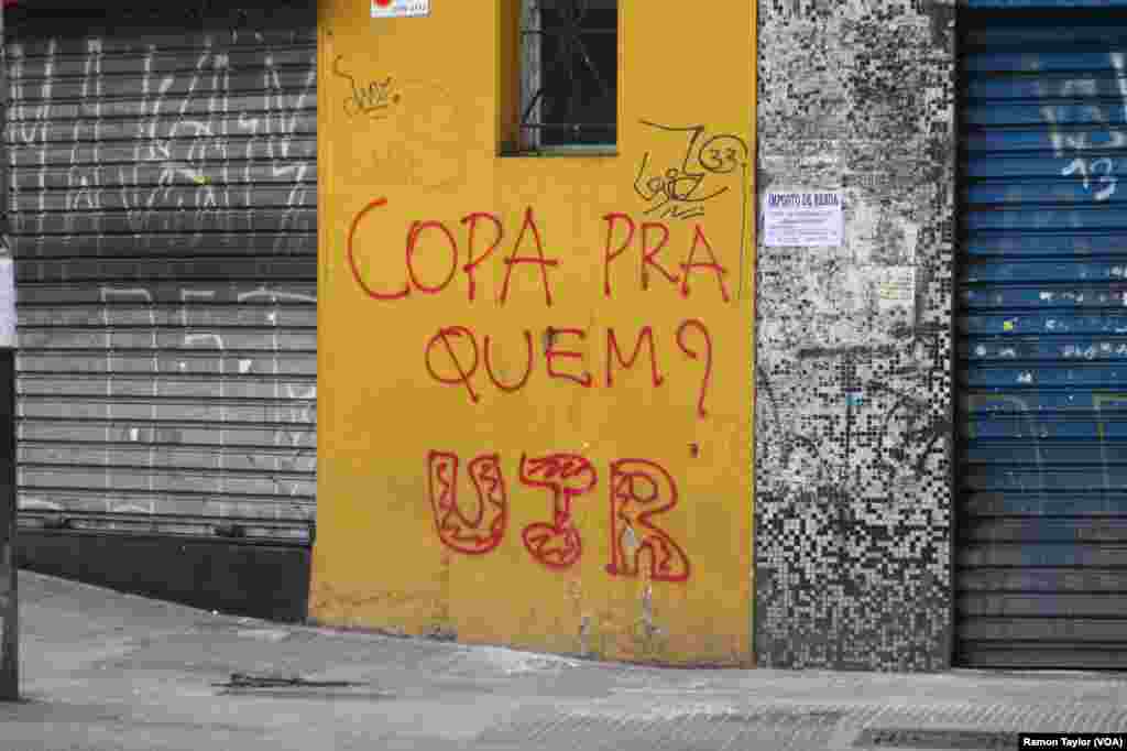 Mundial Para Quem? As paredes de São Paulo contam histórias, colocam questões, manifestam-se contra o Mundial. Os brasileiros querem saúde e educação apesar de todo o amor que têm pelo futebol. São Paulo, Brasil, Junho 15, 2014