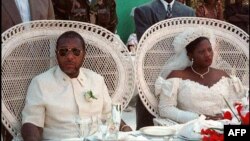 Charles Taylor, seigneur de guerre, et Jewel Howard, Gbargna, le 26 juillet 1996.