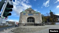 Police officers guard the Essen synagogue