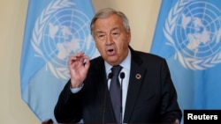 안토니우 구테흐스 유엔 사무총장이 20일 미국 뉴욕 유엔본부에서 취재진과 환담하고 있다.
