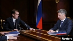 Russia's Prime Minister Dmitry Medvedev (L) meets with Ukraine's Deputy Prime Minister Yuri Boiko at the Gorki residence outside Moscow, Russia, Dec. 4, 2013. 