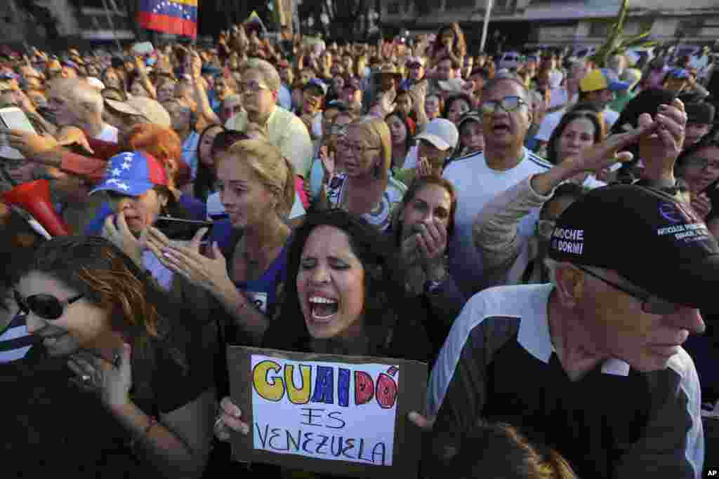حامیان خوان گوایدو، رئیس جمهوری موقت ونزوئلا، برای شنیدن سخنرانی او در حومه کاراکاس گرد آمدند.
