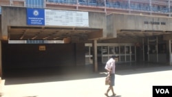 Zimbabwe's biggest hospital, Parirenyatwa General, in Harare lookes deserted, Nov. 27, 2019, as patients were being turned away, after senior doctors joined a general strike.(Columbus Mavhunga/VOA)