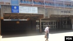 Zimbabwe's biggest hospital, Parirenyatwa General, in Harare lookes deserted, Nov. 27, 2019, as patients were being turned away, after senior doctors joined a general strike.(Columbus Mavhunga/VOA)