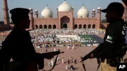 Polisi menjaga Masjid Badshahi di Lahore, Pakistan, tempat berlangsungnya shalat Idul Adha. (Foto: Dok)