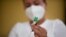 Un trabajador de salud prepara una dosis de la vacuna contra la enfermedad del coronavirus Oxford-AstraZeneca (COVID-19), comercializada por el Serum Institute of India (SII) como COVISHIELD, en la Ciudad de Guatemala, Guatemala, 10 de marzo de 2021.