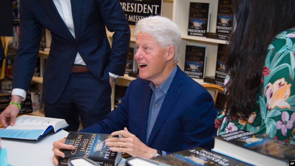 El expresidente Bill Clinton firma copias de su libro "The President is Missing" en Book Revue, el jueves 28 de junio de 2018 en Huntington, Nueva York.