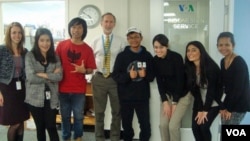 VOA Indonesian Chief Norm Goodman (center), Dunia Kita hosts, Marsha Ryadi and Retno Lestari and VOA PR staff meet with Indonesian students Wayan Alit Sudarsana and Emman Marpaung at VOA. 