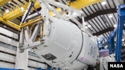 Tehničari Spejs Eks pregledaju svemirsku letelicu Dragon