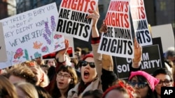 زنان معترض با پلاکاردهایی با مضمون «حقوق زنان، حقوق بشر است» در تجمع میدانی در نیویورک - آرشیو