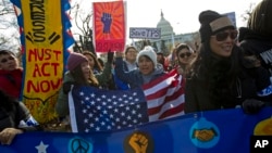 ARSIP - Para pengunjuk rasa berbaris dalam rapat akbar terkait kebijakan imigrasi guna mendukung Deferred Action for Childhood Arrivals (DACA), dan program Temporay Protected Status (TPS) di Capitol Hill, di Washington, D.C., 6 Desember 2017 (Foto: AP Photo/Jose Luis Magana)