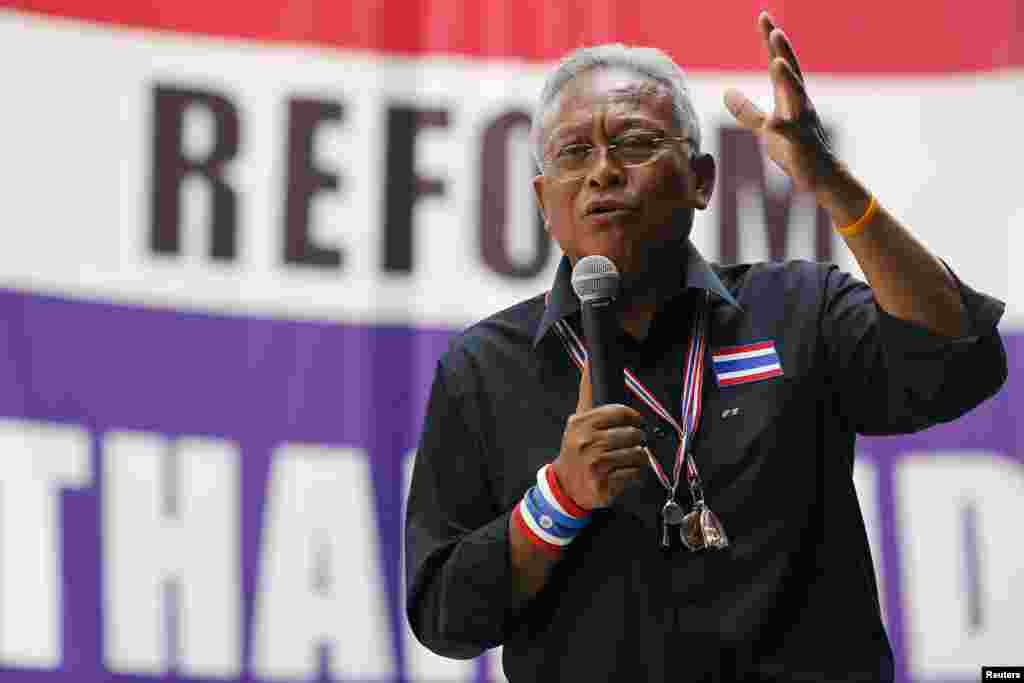 Pemimpin protes Suthep Thaugsuban berbicara pada para demonstran anti-pemerintah di kamp mereka di pusat kota Bangkok (25/2). (Reuters/Damir Sagolj)