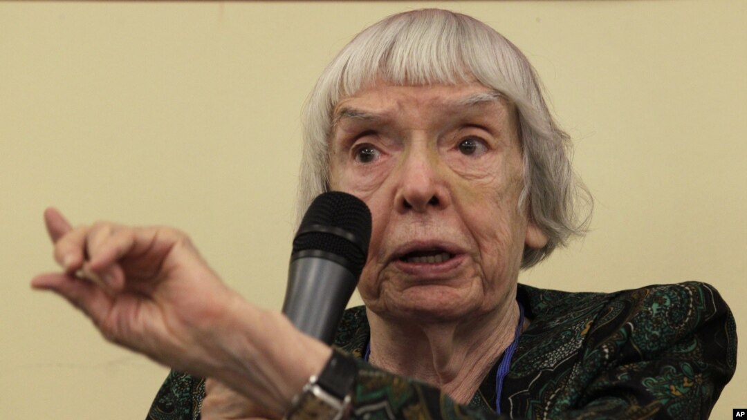 Aktivis HAM Rusia, Lyudmila Alexeyeva saat memberikan keterangan di Moskow (foto: dok). 