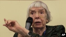 Aktivis HAM Rusia, Lyudmila Alexeyeva saat memberikan keterangan di Moskow (foto: dok). 