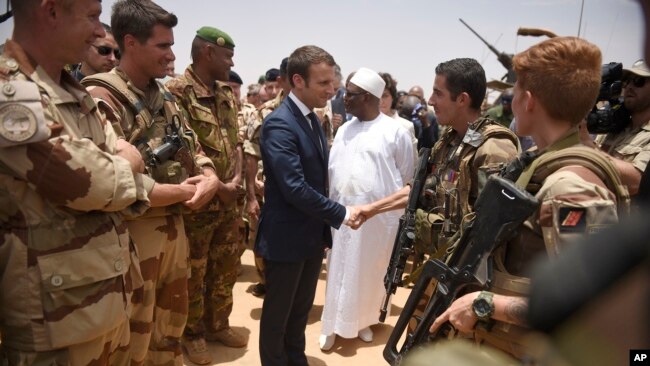 En images : visite d'Emmanuel Macron au Mali