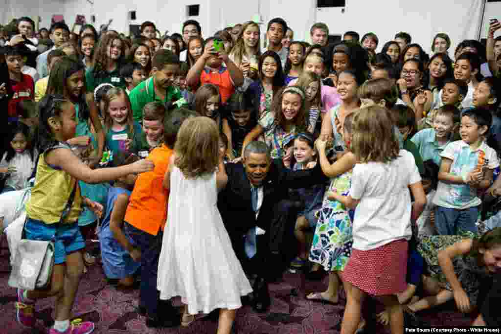 Le président américain joue avec des enfants à l'ambassade américaine de Manille, aux Philippines, le 28 avril 2014.