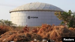 El logotipo corporativo de la petrolera estatal PDVSA se ve en un tanque en una instalación petrolera en Lagunillas, Venezuela, el 29 de enero de 2019.
