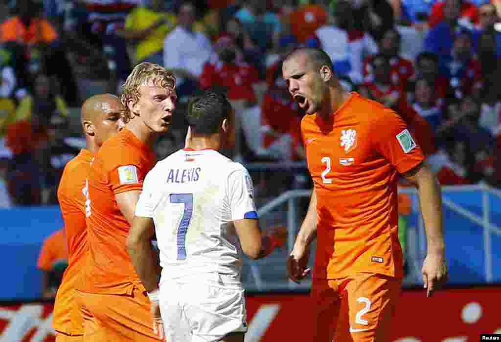 چلی کے سانچیز اور نیدر لینڈ کے کیویٹ اور وی لار کھیل کے دوران ایک دوسرے سے بحث کر رہے ہیں