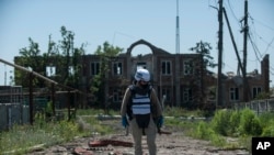 ATƏT-in müşahidə missiyasının üzvü Donetsk şəhəri ətrafında ərazini yoxlayır