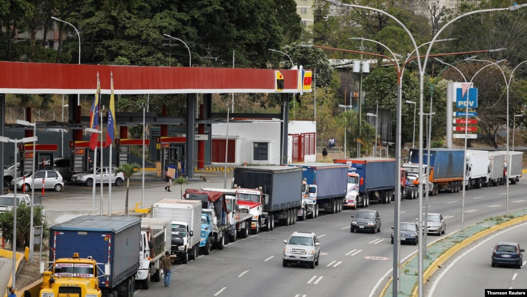 Camiones de remolque se alinean a lo largo de una avenida para llenar sus tanques en una estación de servicio en medio de la escasez de diesel, en Caracas, Venezuela. Marzo 5, 2021. Foto: Reuters.