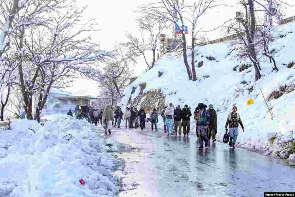 در نتیجهٔ برفباری سنگین و سرمای بیش از حد در شهرک توریستی مری در پاکستان ۲۲ نفر جان باخت&nbsp;