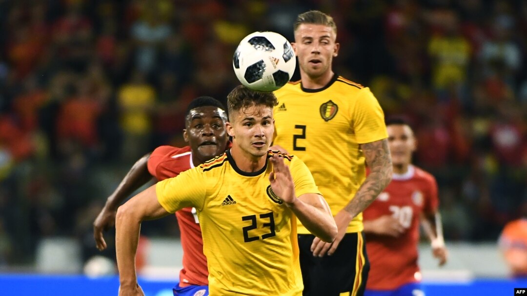 Bek tim sepak bola Belgia, Leander Dendoncker (tengah) mengincar bola dalam laga persahabatan internasional antara Belgia dan Costa Rica di Stadion King Baudouin di Brussels, 11 Juni 2018. 
