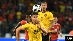 Bek tim sepak bola Belgia, Leander Dendoncker (tengah) mengincar bola dalam laga persahabatan internasional antara Belgia dan Costa Rica di Stadion King Baudouin di Brussels, 11 Juni 2018. 