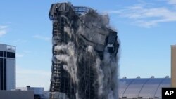 Trump Plaza Casino di Atlantic City, New Jersey, dihancurkan dengan bahan peledak, Rabu (17/2). 
