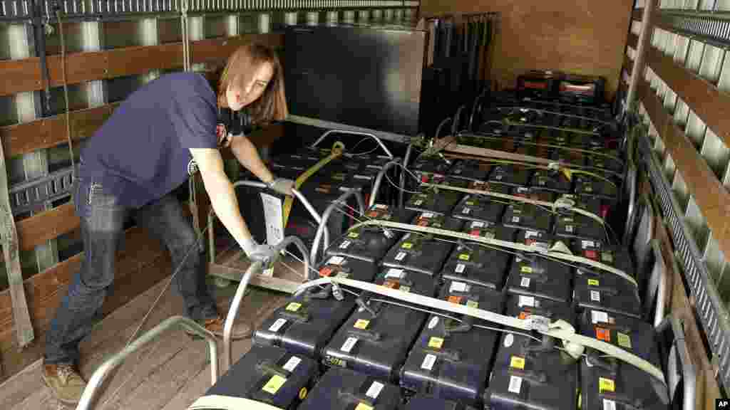 Un agent électoral comté du Clark, Bradley Kryst, charge les machines à voter sur un camion à l&rsquo;entrepôt du comté Clark, &nbsp;lundi 3 novembre 2014, à North Las Vegas, au Nevada. Les machines seront utilisées pour les élections de mi-mandat mardi. (AP Photo / John Locher) 