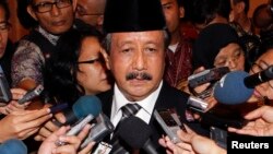 Jaksa Agung Basrief Arif Kamis (18/6) membantah adanya intervensi dalam penanganan dugaan korupsi pengadaan bus Transjakarta (foto: dok).